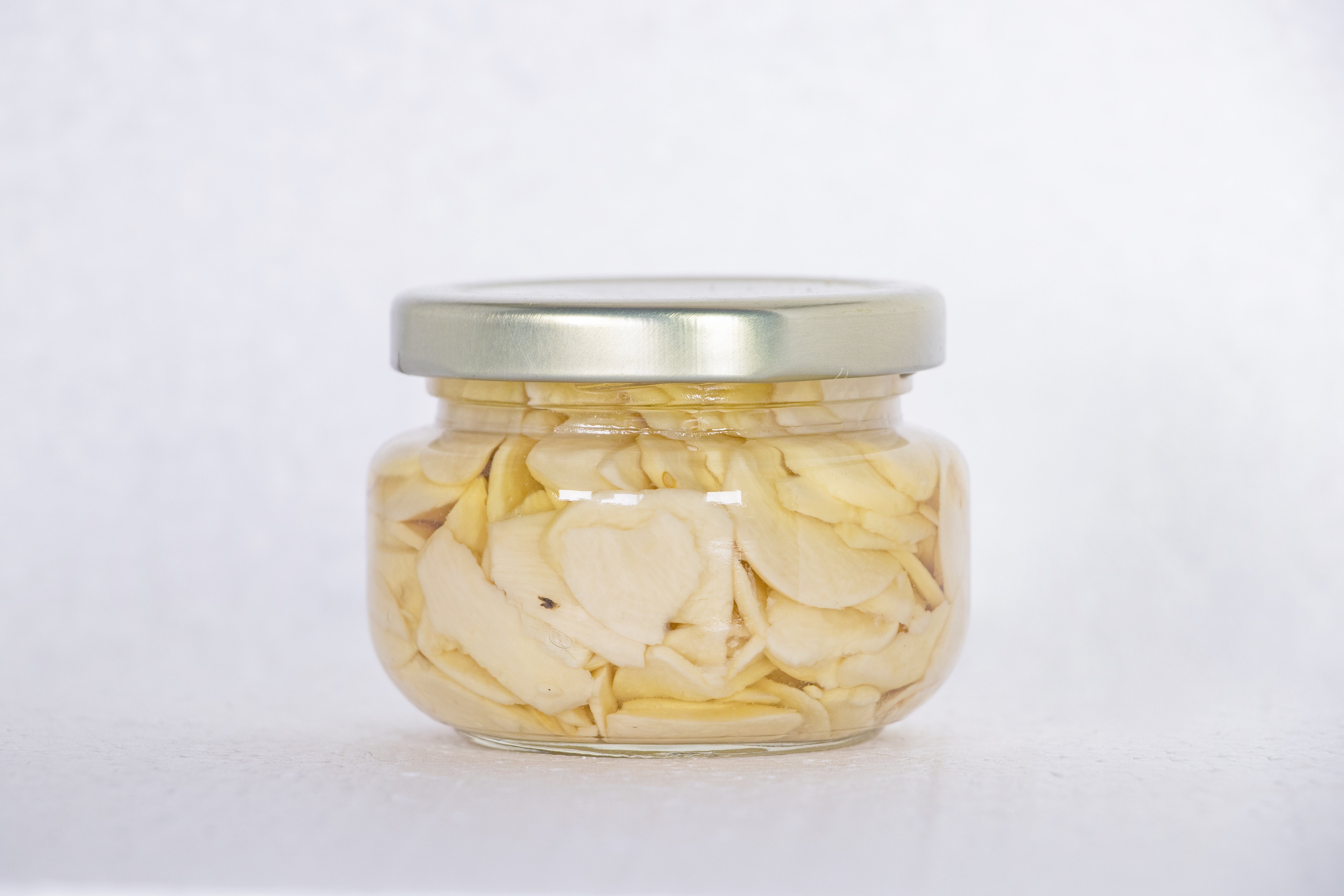SLICED GARLIC IN WATER